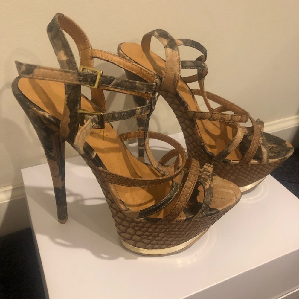 Paper Fox strappy platform